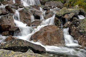 montagna ruscello e cascata foto