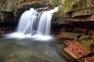 autunno cascata e pietre foto