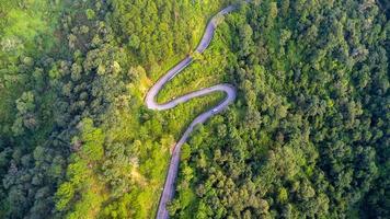 aereo Visualizza di un' cima strada con bellissimo verde foreste nel Tailandia. aereo catturare con drone.