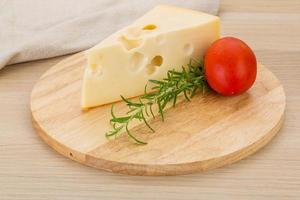 formaggio maasdam su di legno tavola e di legno sfondo foto