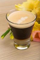 caffè espresso con fiore foto