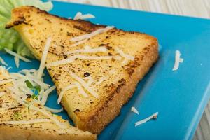 francese crostini su il piatto e di legno sfondo foto