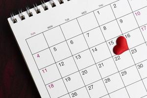 rosso cuore forma su il Data di il 15 giorno nel il calendario. foto