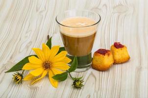 caffè con latte su di legno sfondo foto