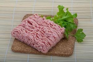 crudo tritato Maiale carne su di legno tavola e di legno sfondo foto