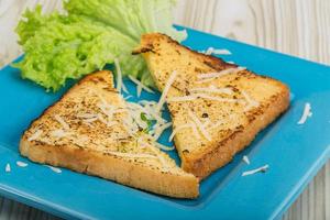 francese crostini su il piatto e di legno sfondo foto