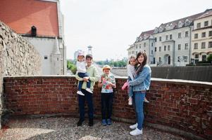 madre con bambini su Visualizza di strada bratislava, slovacchia. foto