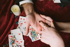 lettura il Linee mano nel un' dell'uomo mani foto