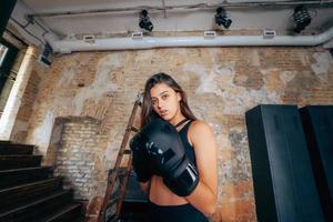 giovane donna boxe allenarsi a il Palestra foto