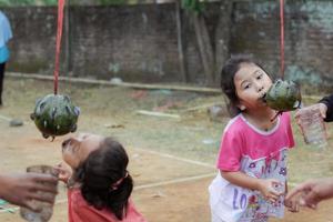 maghetta, Indonesia. agosto 17, 2022. indonesiano bambini siamo contento per celebrare dell'Indonesia indipendenza giorno di partecipando nel un' concorrenza. foto