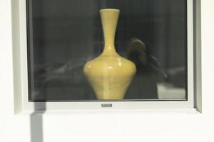 vaso su finestra. vuoto vaso per fiori. foto