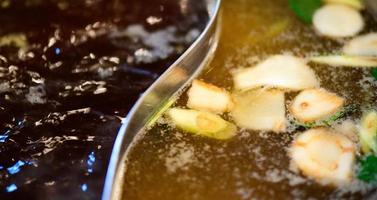 vicino su Visualizza per il pentola calda shabu la minestra. asiatico cibo pentola calda cucinando foto