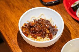 coreano immediato spaghetto con speziato salsa e pollo foto