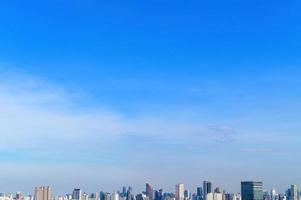 blu cielo nel estate giorno al di sopra di il città foto