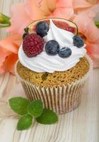 cupcakes con frutti di bosco foto