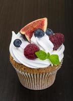 cupcakes con frutti di bosco foto