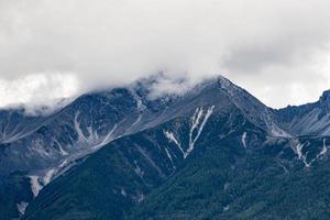 grigio-nero montagne nel il nuvole foto