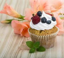 cupcakes con frutti di bosco foto