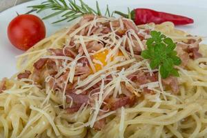 carbonara su il piatto foto