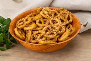 salatino nel un' ciotola su di legno sfondo foto