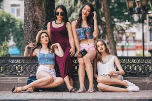 quattro bellissimo giovane ragazze foto