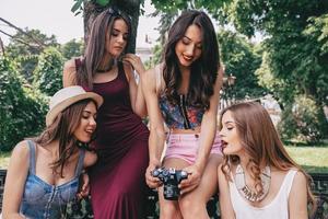 quattro bellissimo giovane ragazze prendere in considerazione il telecamera foto