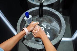 uomo lavaggio mani per proteggere contro il coronavirus foto