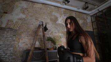 giovane donna boxe allenarsi a il Palestra foto