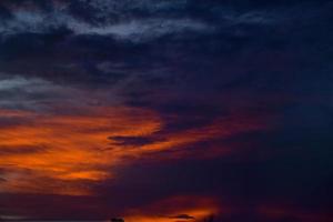 il cielo a tramonto, bellissimo nuvole a crepuscolo foto