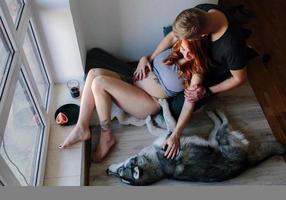 giovane famiglia e cane foto