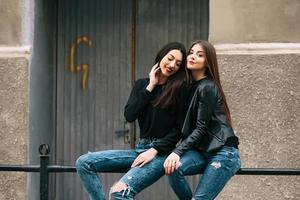 Due giovane adulto ragazze foto