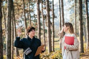 uomo dare alto cinque donna nel il foresta foto