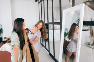 Due donne scegliere e provare su Abiti a casa foto