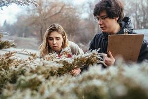 scienziati siamo studiando pianta specie nel il foresta. foto