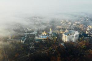 aereo Visualizza di il città nel il nebbia foto