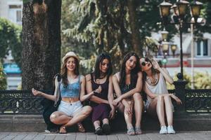 quattro bellissimo giovane ragazze foto