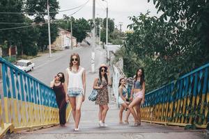 cinque giovani belle ragazze della città foto