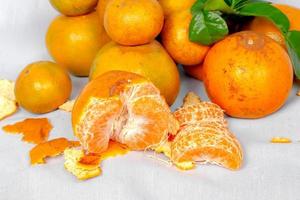 fresco arancia con le foglie isolato su bianca stoffa sfondo foto