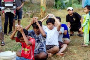 maghetta, Indonesia. agosto 17, 2022. indonesiano bambini siamo contento per celebrare dell'Indonesia indipendenza giorno di partecipando nel un' concorrenza. foto