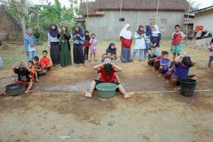 maghetta, Indonesia. agosto 17, 2022. indonesiano bambini siamo contento per celebrare dell'Indonesia indipendenza giorno di partecipando nel un' concorrenza. foto