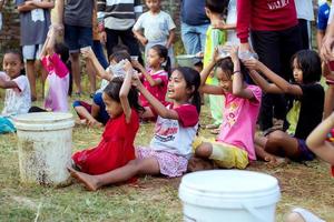 maghetta, Indonesia. agosto 17, 2022. indonesiano bambini siamo contento per celebrare dell'Indonesia indipendenza giorno di partecipando nel un' concorrenza. foto