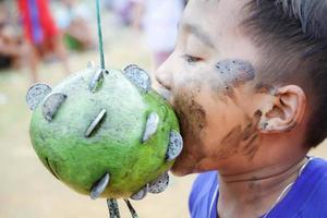 maghetta, Indonesia. agosto 17, 2022. indonesiano bambini siamo contento per celebrare dell'Indonesia indipendenza giorno di partecipando nel un' concorrenza. foto