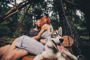 bellissimo coppia insieme con cane su un' swing foto