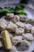 tradizionale piatto pelmeni pieno con carne. foto