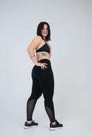 giovane sovrappeso donna su un' bianca sfondo. bodypositive concetto. foto