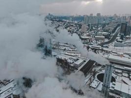 grande centrale caldaia camera con gigante tubi di quale Là è pericoloso Fumo nel inverno durante brina nel un' grande città foto