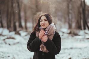 giovane bellissimo modello in posa nel inverno foresta. elegante moda ritratto foto