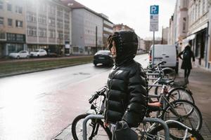 giovane donna scelte su sua bicicletta a partire dal il parcheggio lotto foto