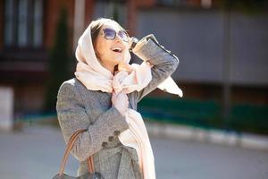 ragazza in un cappotto per strada foto