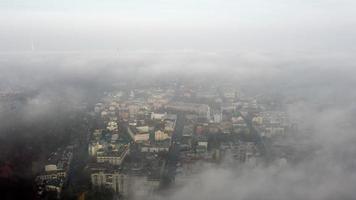 aereo Visualizza di il città nel il nebbia foto